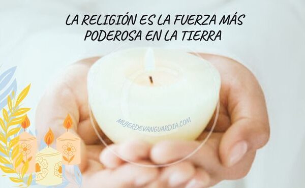 Manos que sostienen una vela