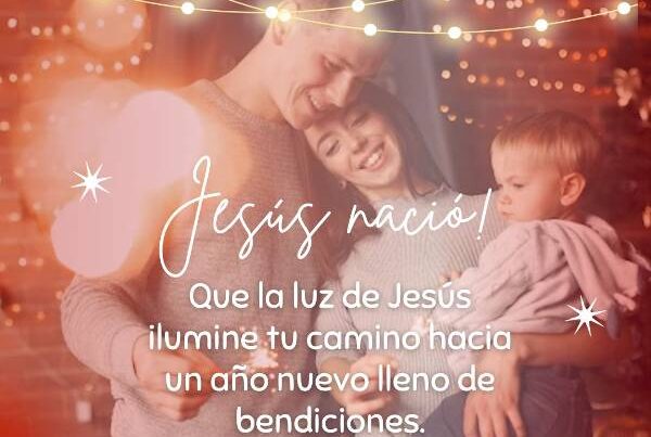 Familia feliz y unida celebrando la Navidad auténtica