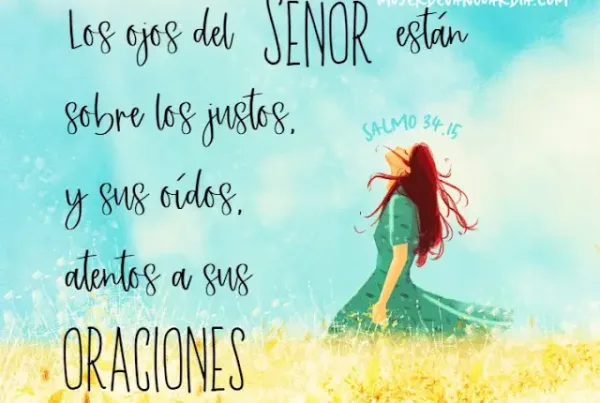 Niña mirando el cielo orando a Dios