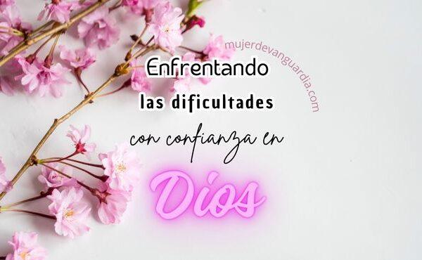 Flores rosadas con mensaje de enfrentar las dificultades con fe en Dios