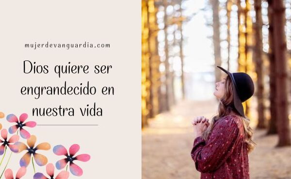 Mujer con actitud de adoración para engrandecer a Dios